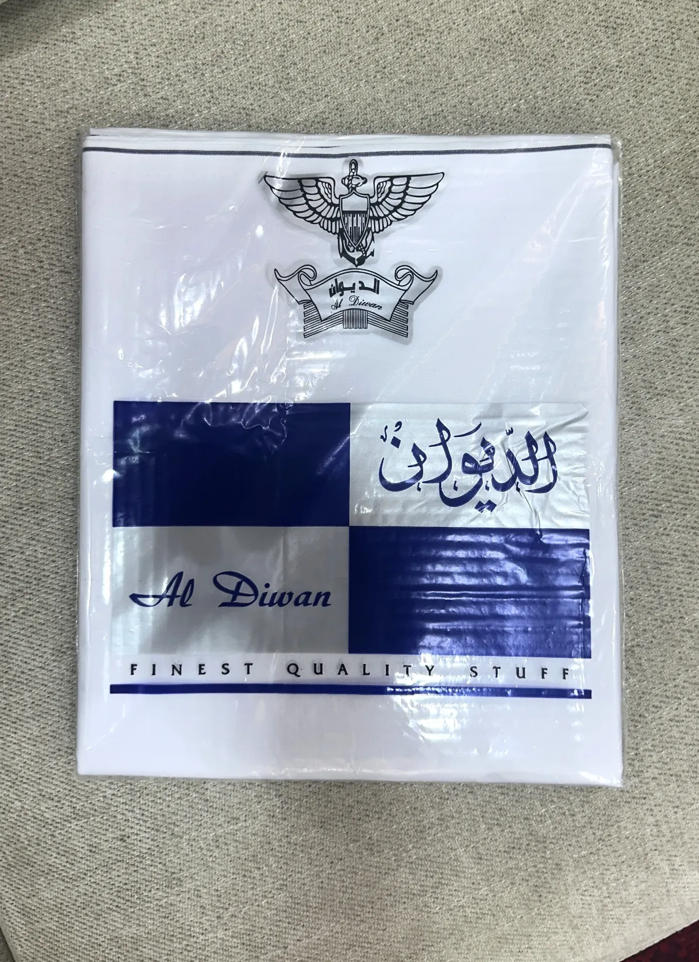 وزار قطني بحافة متعرجة من الديوان (2  م)